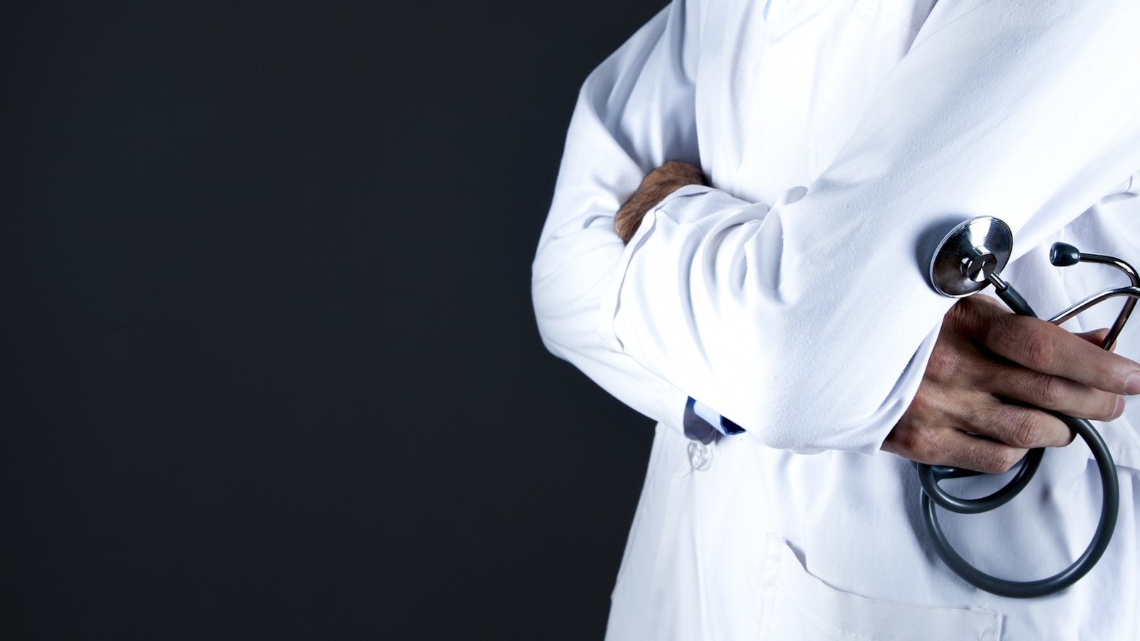 Une soignante tenant un stéthoscope