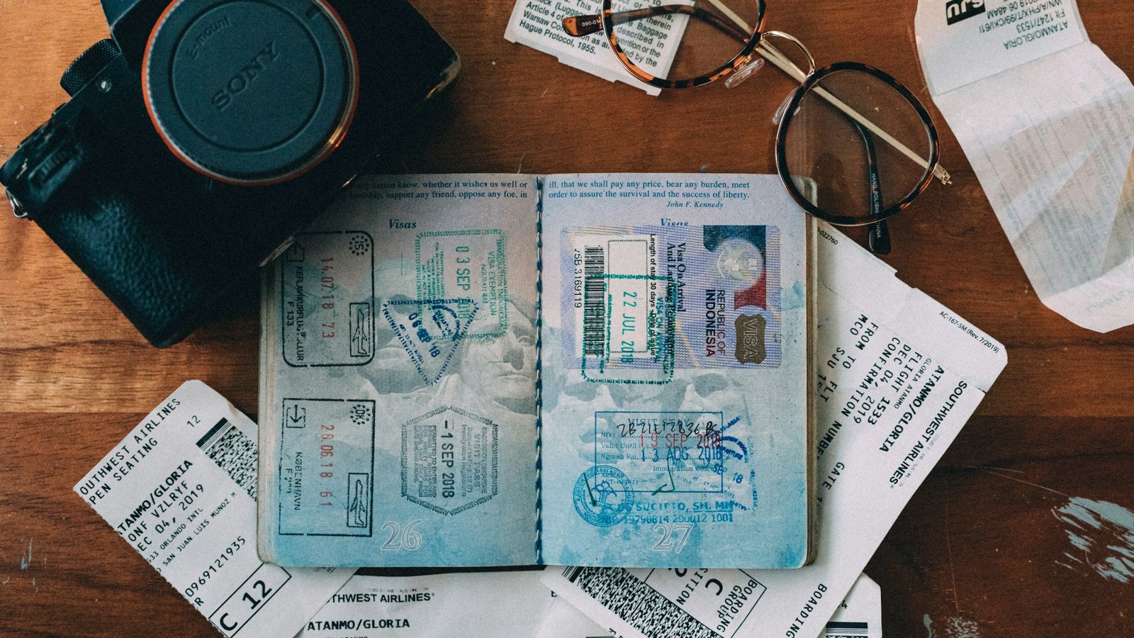 Une carte d'identité et des papiers de séjour