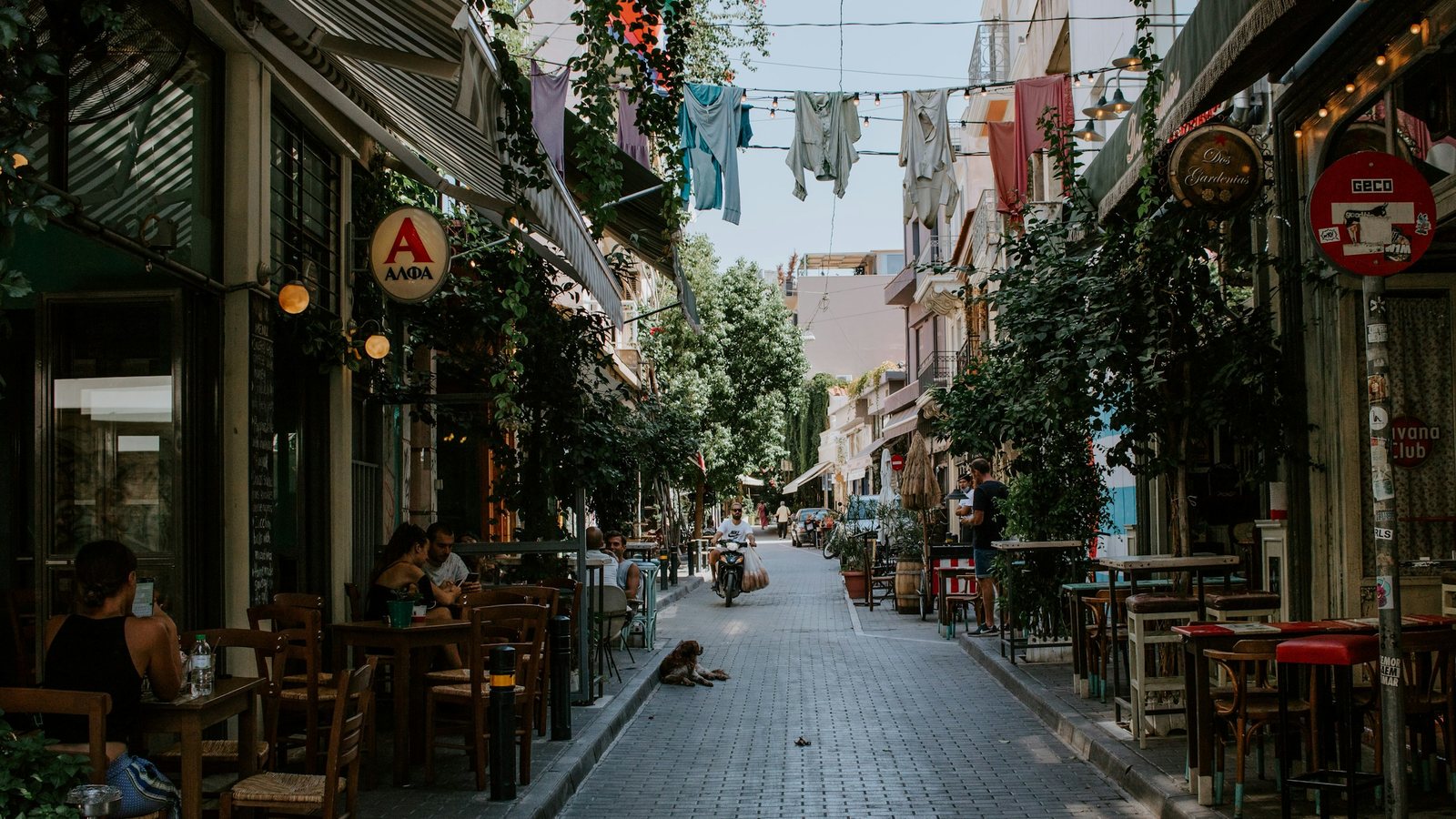Des passants dans le centre d'Athènes