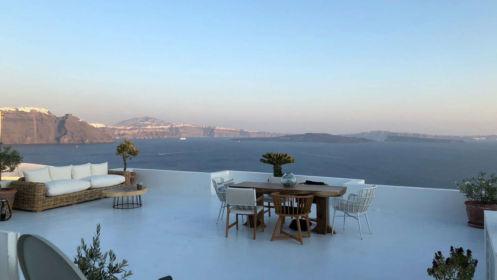 Une terrasse grecque donnant sur la mer