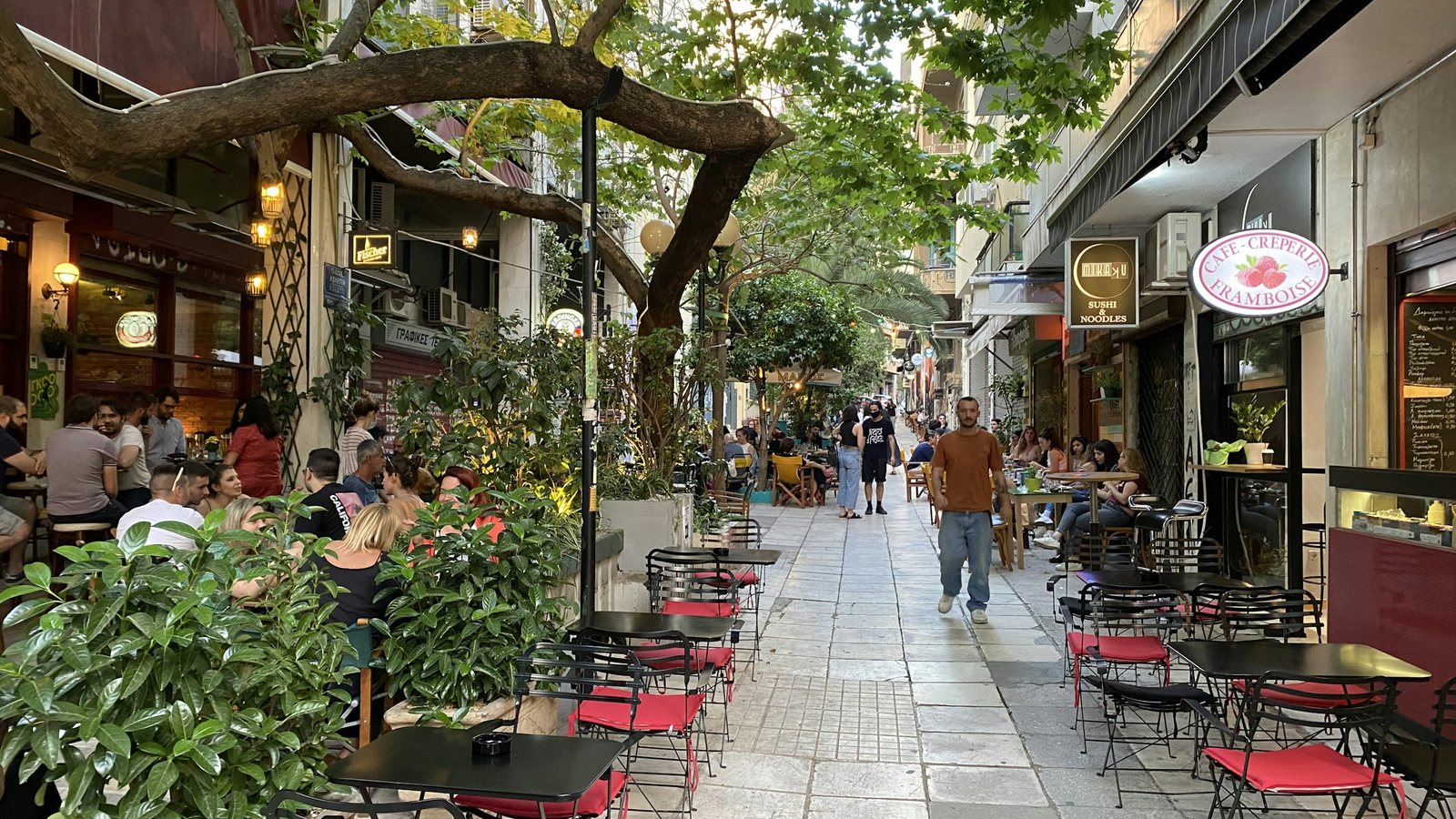 Des terrasses de café dans une rue d'Athènes