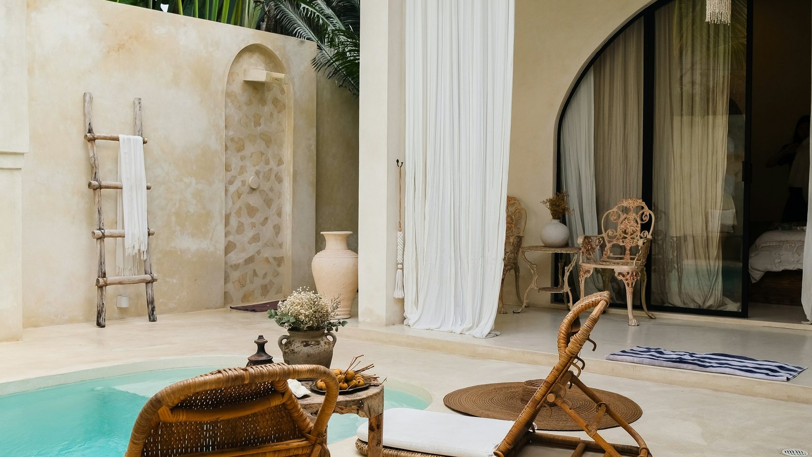 Une piscine au pied d'une maison claire