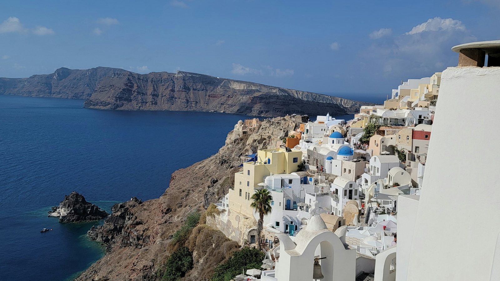 La mer vue depuis les toits d'un village