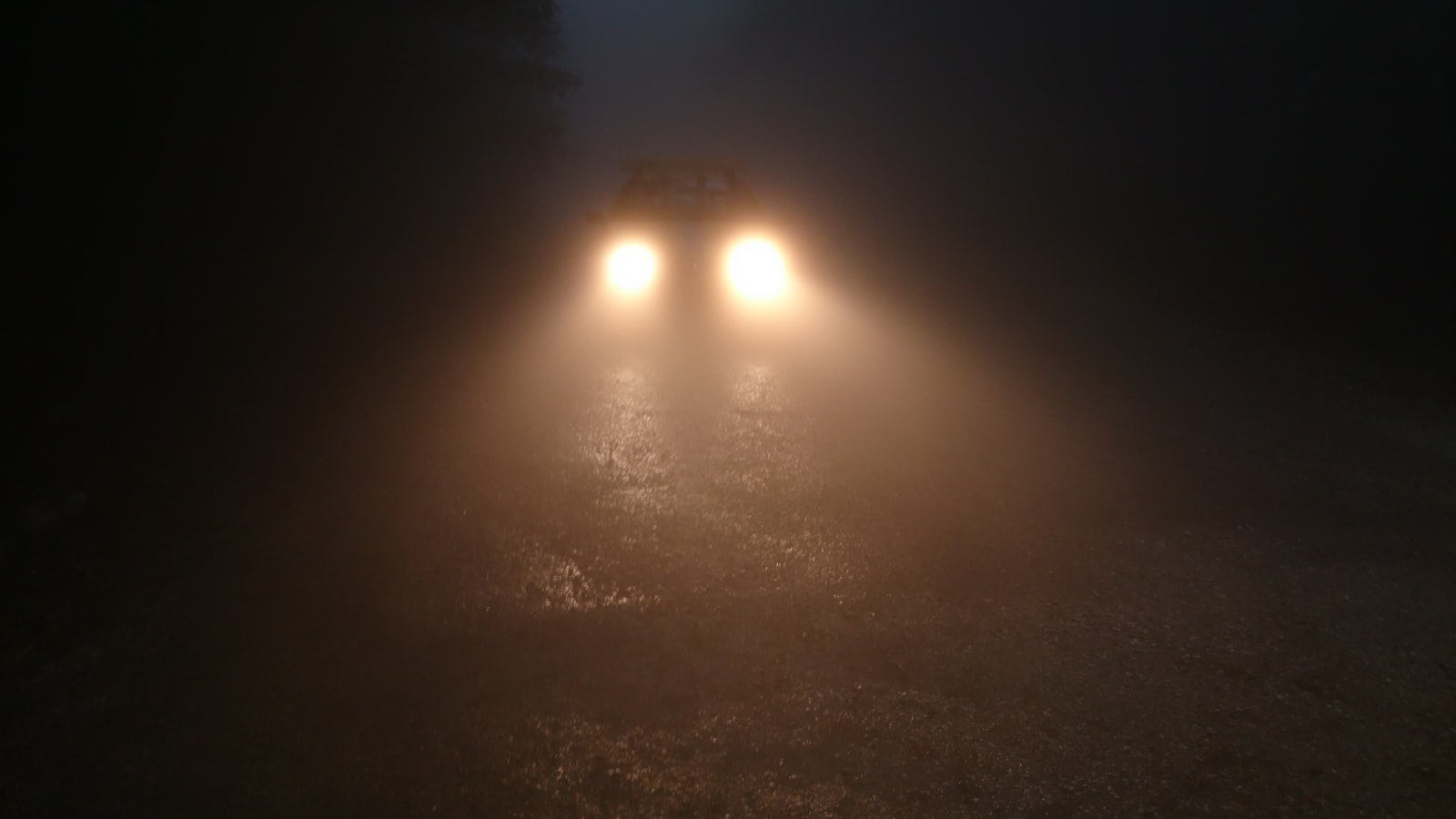 Phares de voiture dans la nuit
