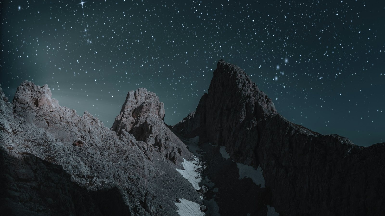 Un ciel criblé d'étoiles au-dessus de sommets enneigés, nuit du jeudi 1er octobre 2026