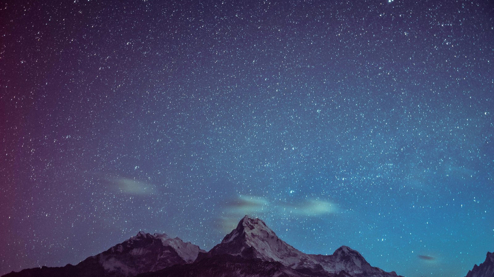 Un ciel criblé d'étoiles au-dessus d'une crête enneigée, nuit du dimanche 11 octobre 2026