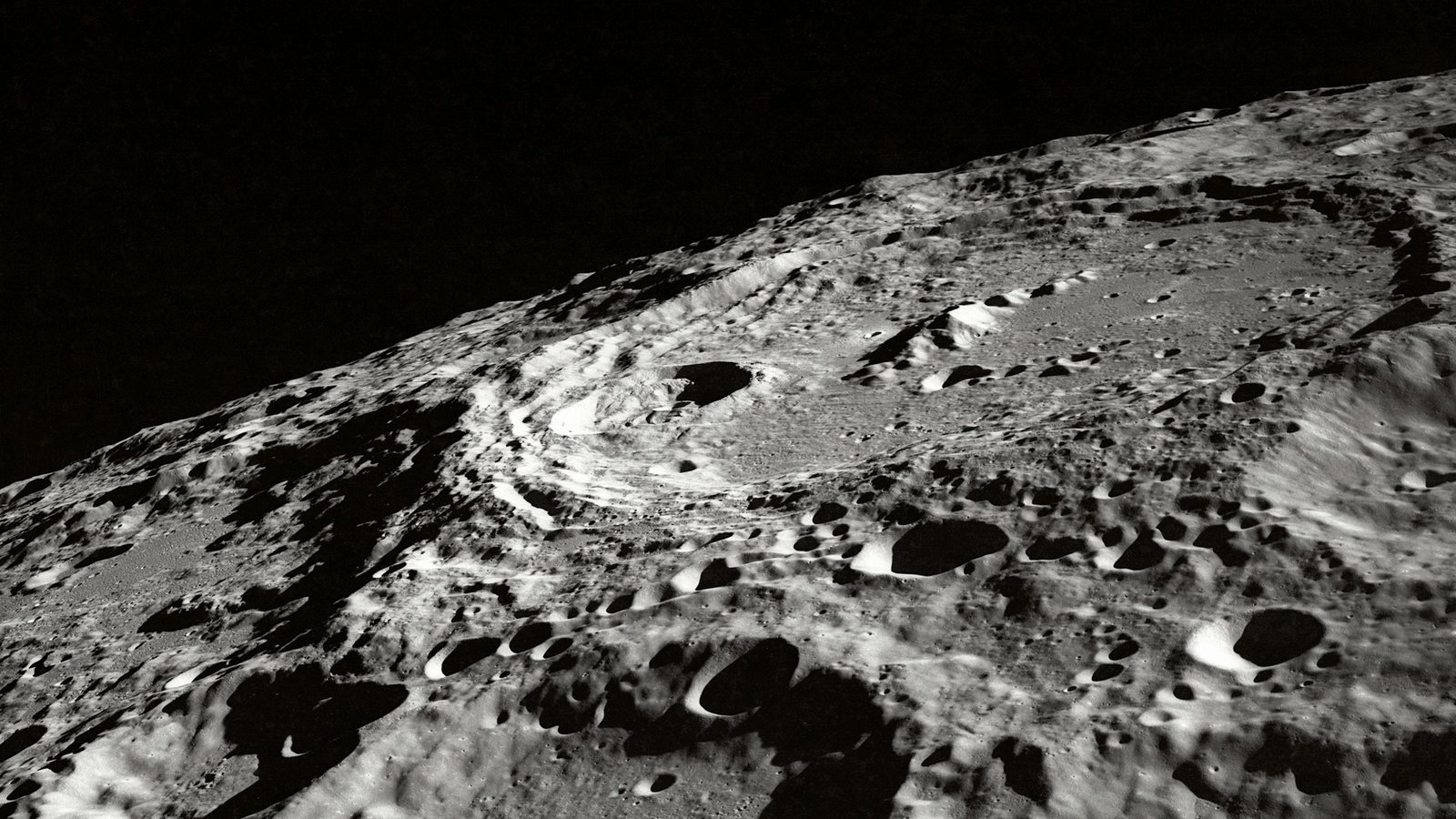 Surface de la Lune et ses cratères en gros plan, la Lune entre en Scorpion ce lundi 14 septembre 2026