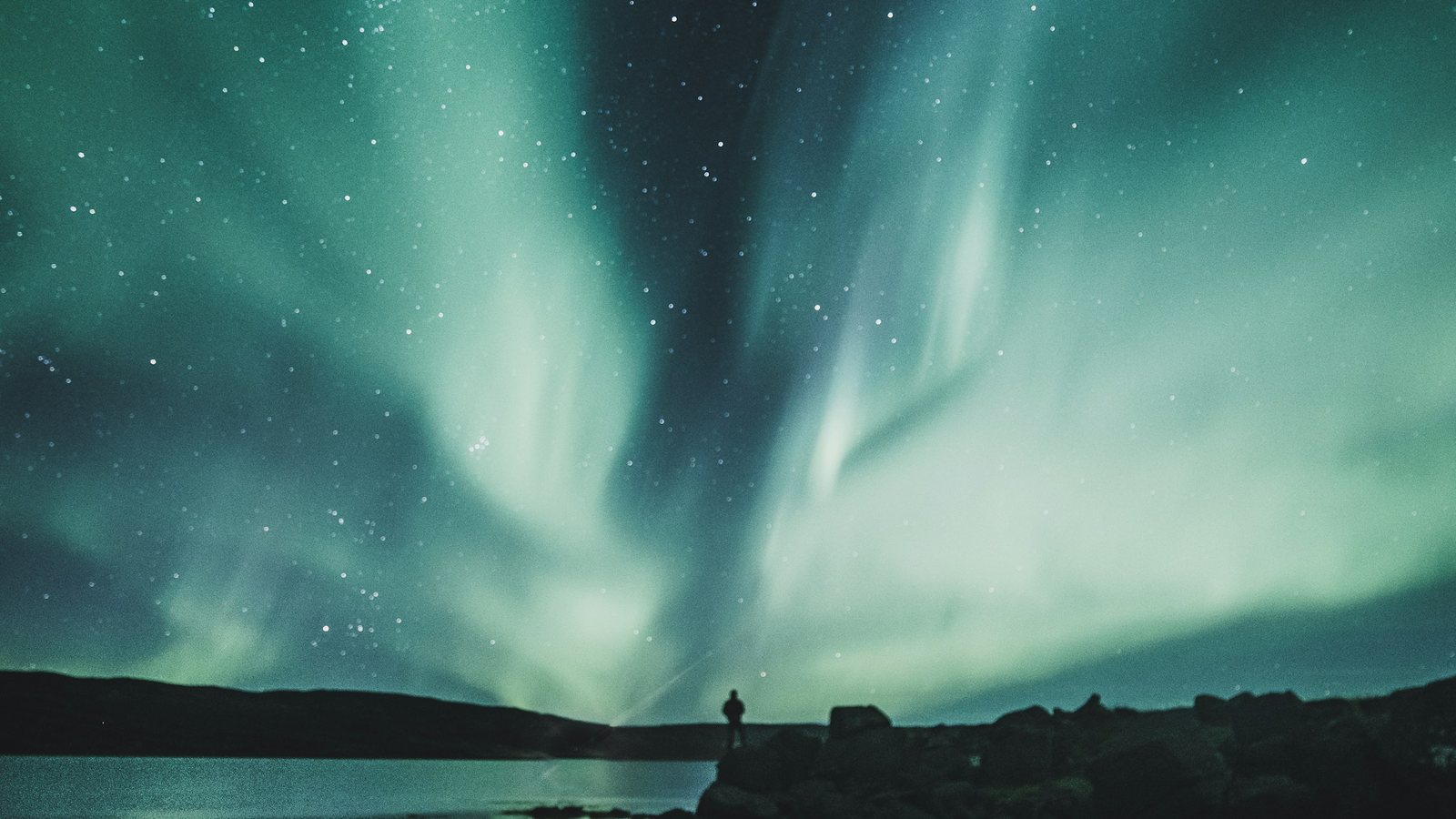 Aurore boréale verte dansant au-dessus d'un rivage nordique, nuit du jeudi 17 septembre 2026