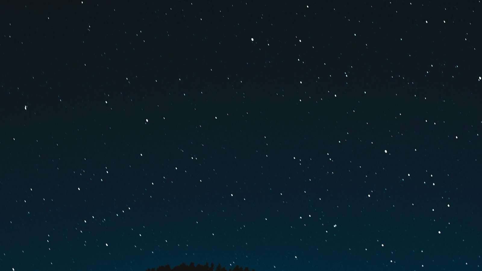 Ciel criblé d'étoiles au-dessus d'une colline sombre, premier quartier de lune du vendredi 18 septembre 2026