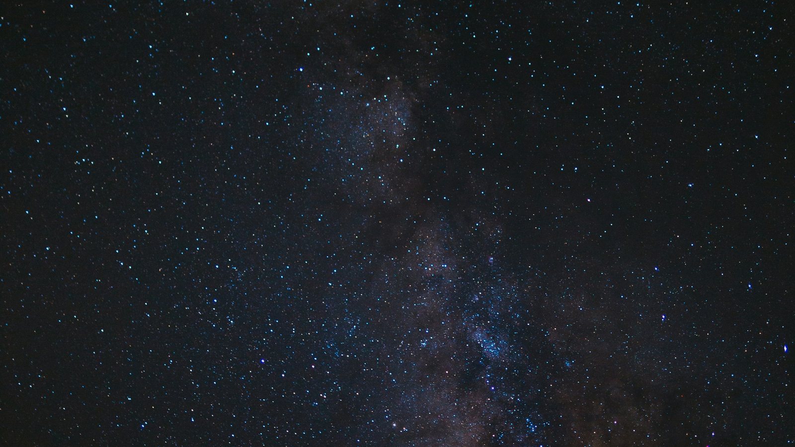 Voie lactée verticale dans un ciel de nuit pur, ciel étoilé du samedi 19 septembre 2026