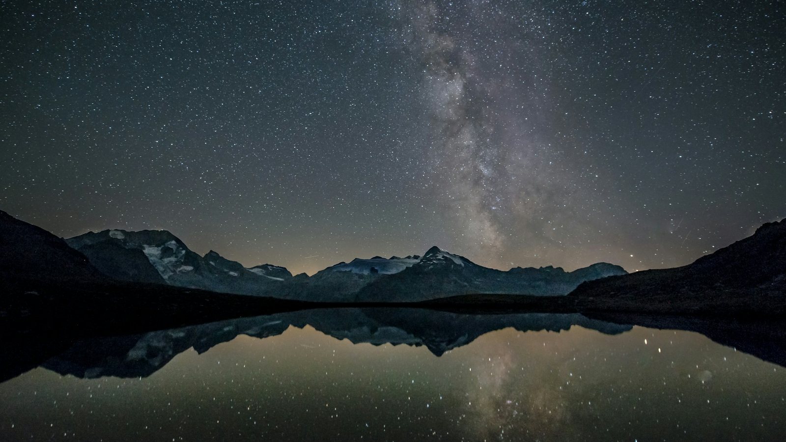 La Voie lactée se reflétant dans un lac de montagne parfaitement calme, nuit du vendredi 2 octobre 2026