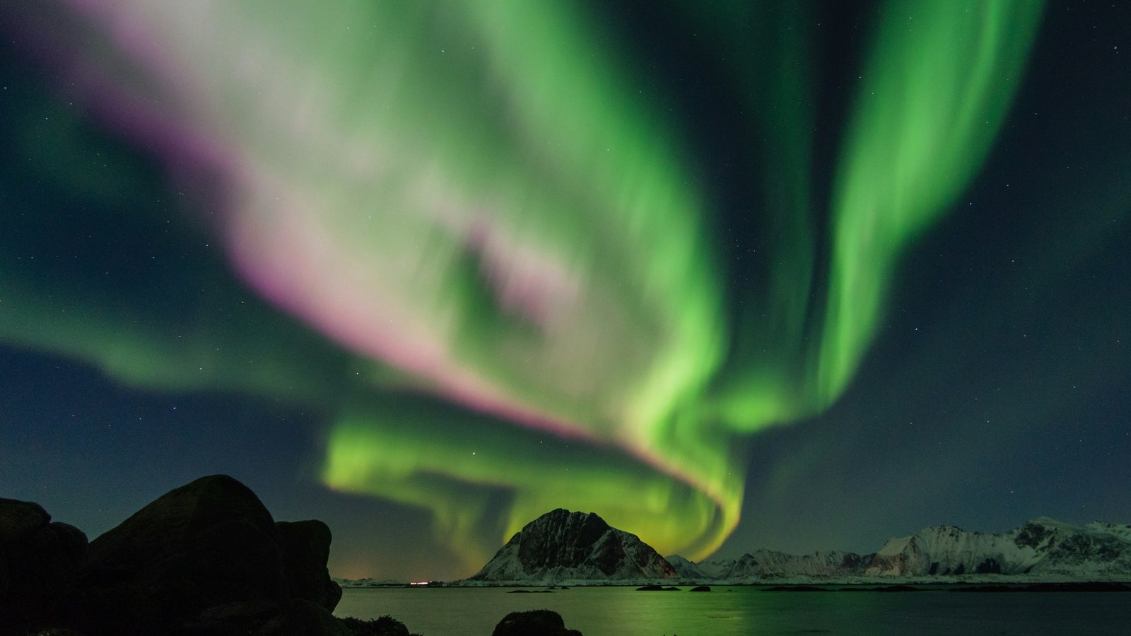 Une aurore boréale verte et rose ondulant au-dessus d'un fjord enneigé, ciel de l'équinoxe du mercredi 23 septembre 2026