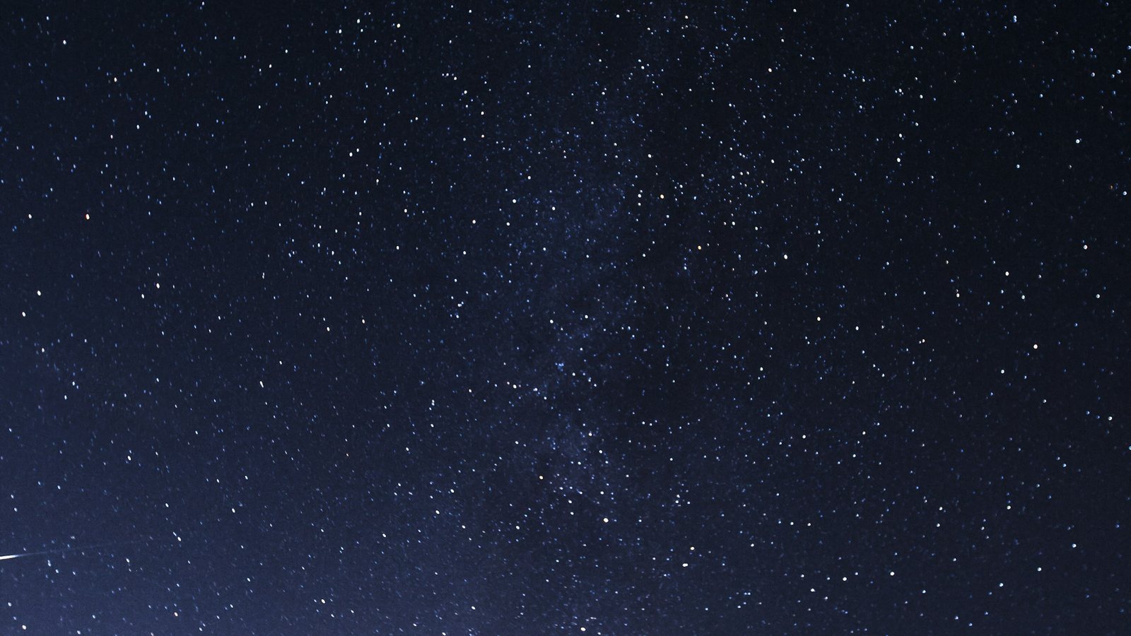 Une silhouette seule contemplant un ciel criblé d'étoiles au-dessus d'une crête sombre, nuit du dimanche 27 septembre 2026