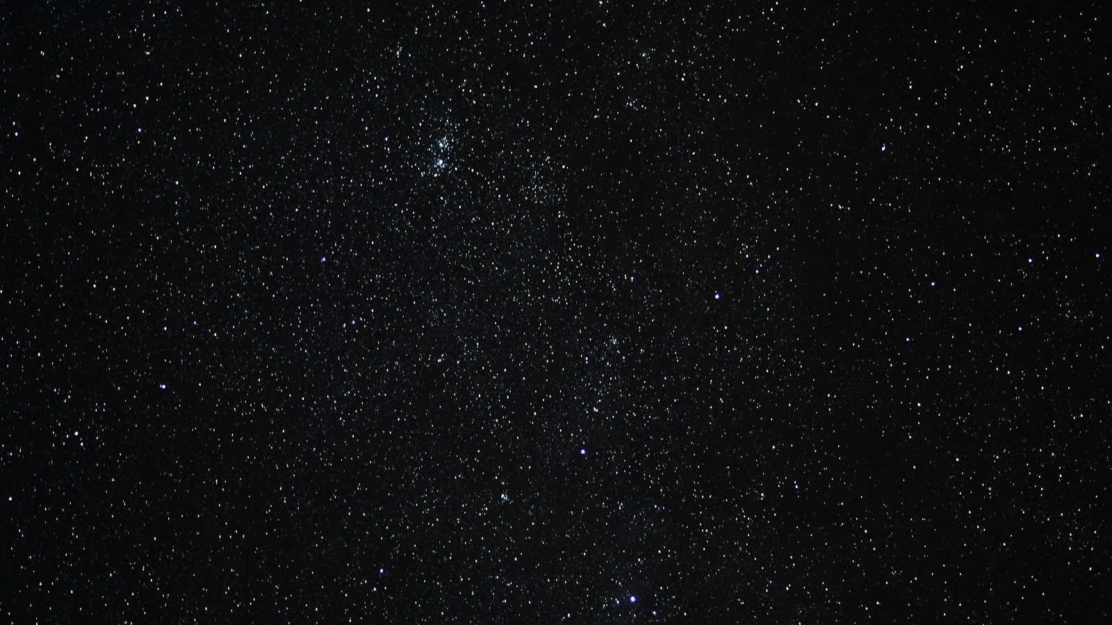 Un champ d'étoiles dense dans un ciel de nuit profond, ciel du mardi 29 septembre 2026