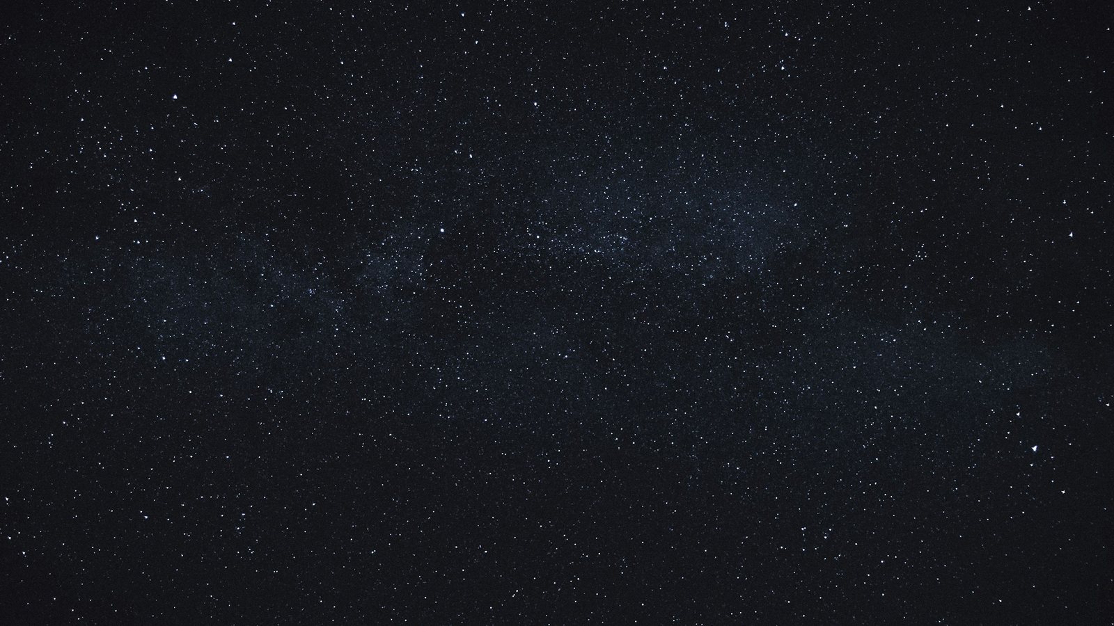 Un ciel nocturne profond semé de milliers d'étoiles
