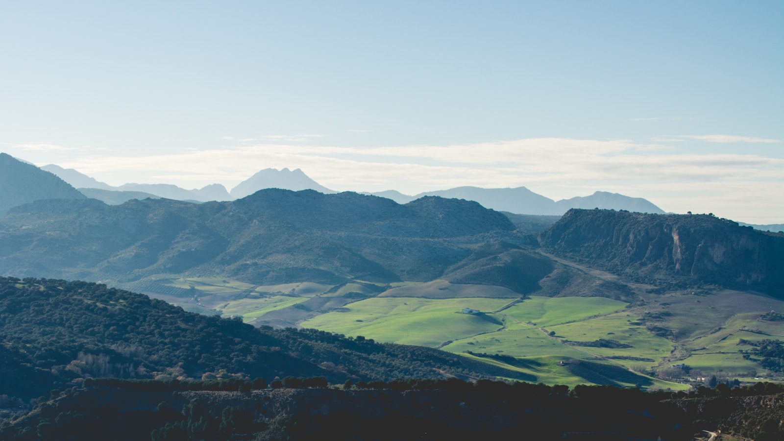 Montagnes et vallées verdoyantes du sud de l'Espagne