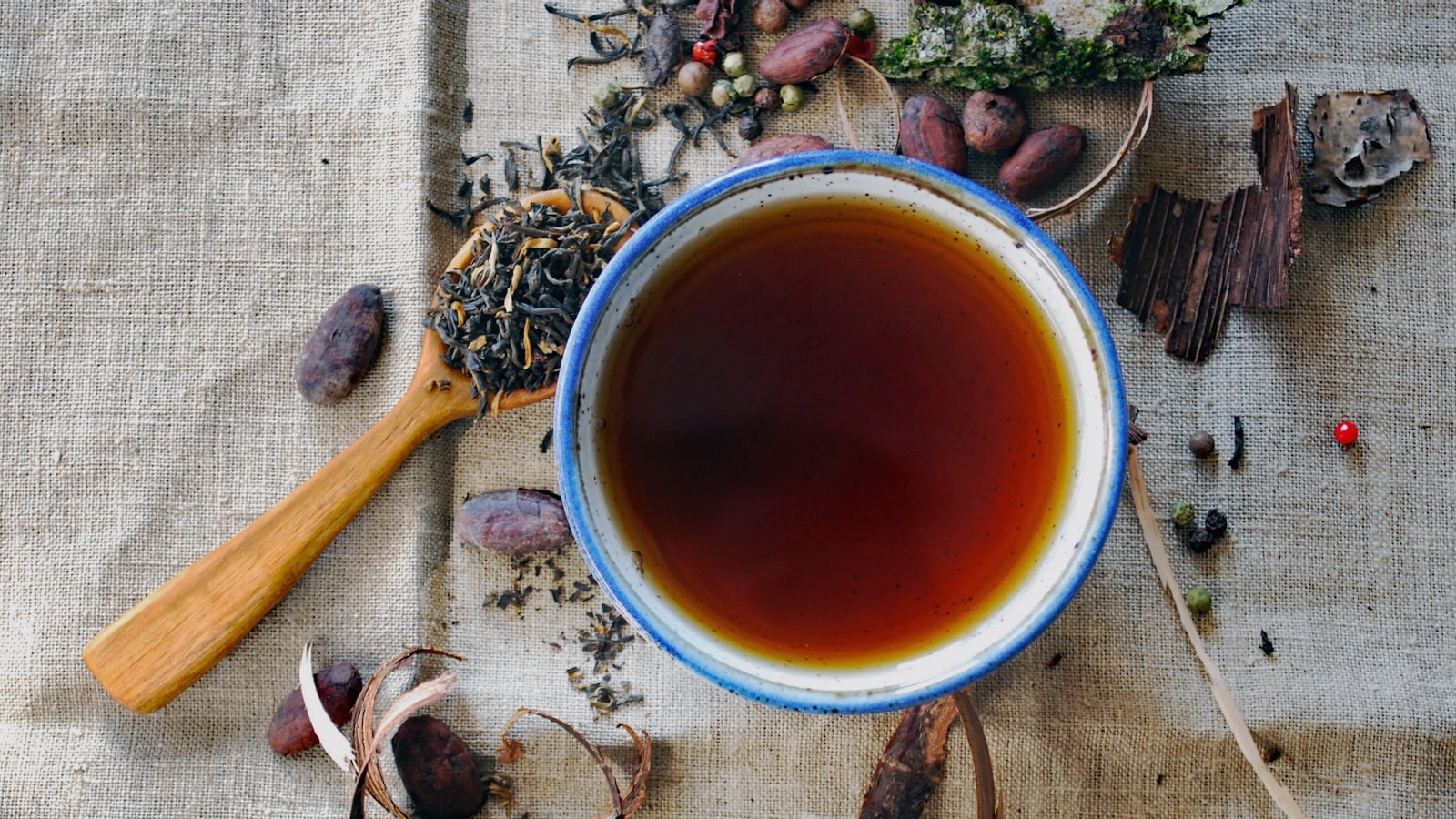 Tasse d'infusion fumante