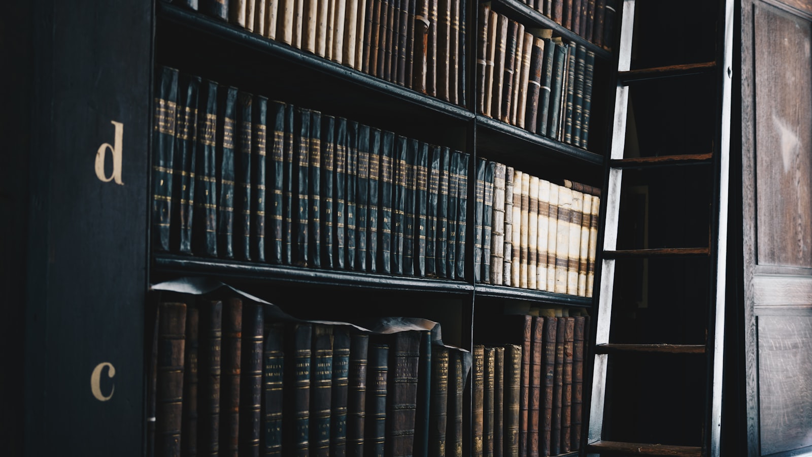 Bibliothèque de droit ancienne