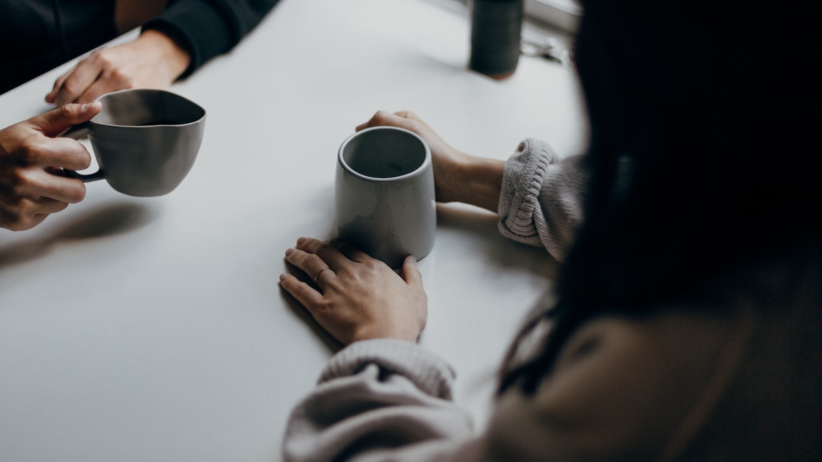 Deux collègues en conversation, l'un coupant la parole à l'autre