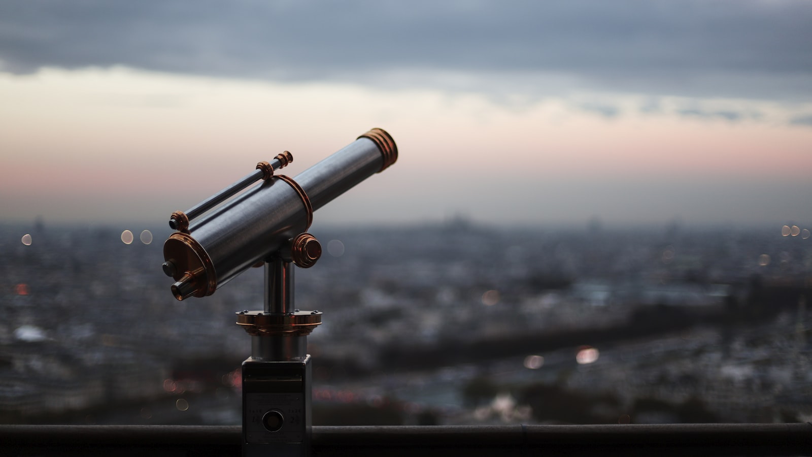 Télescope pointé vers le ciel au crépuscule