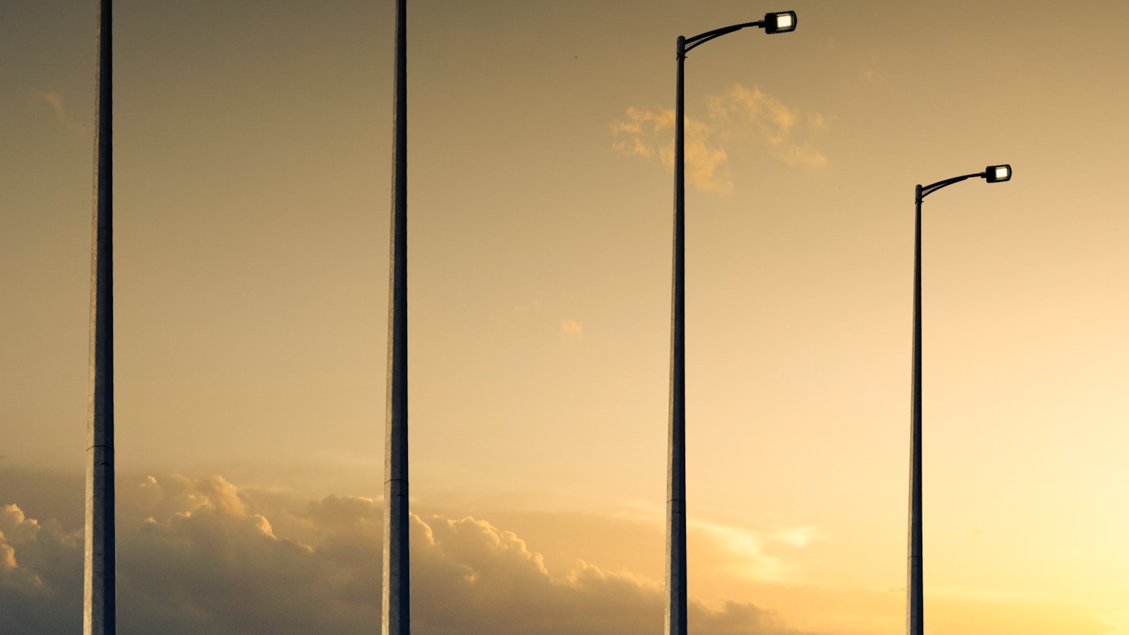 Lampadaire allumé au crépuscule