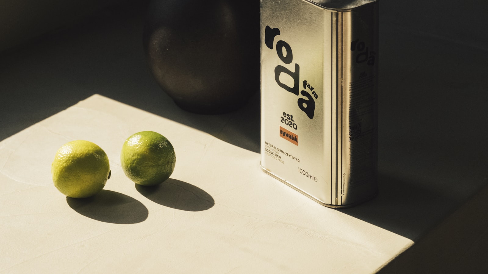 Bocaux en verre vides alignés avant la mise en conserve