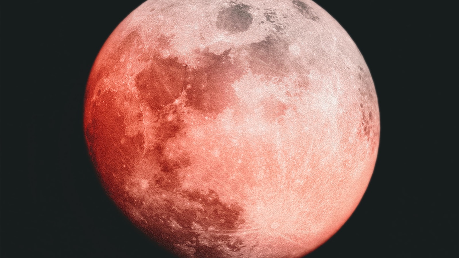 Lune rouge orangé en gros plan