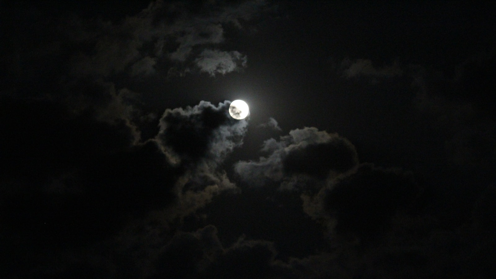 Lune dans des nuages sombres
