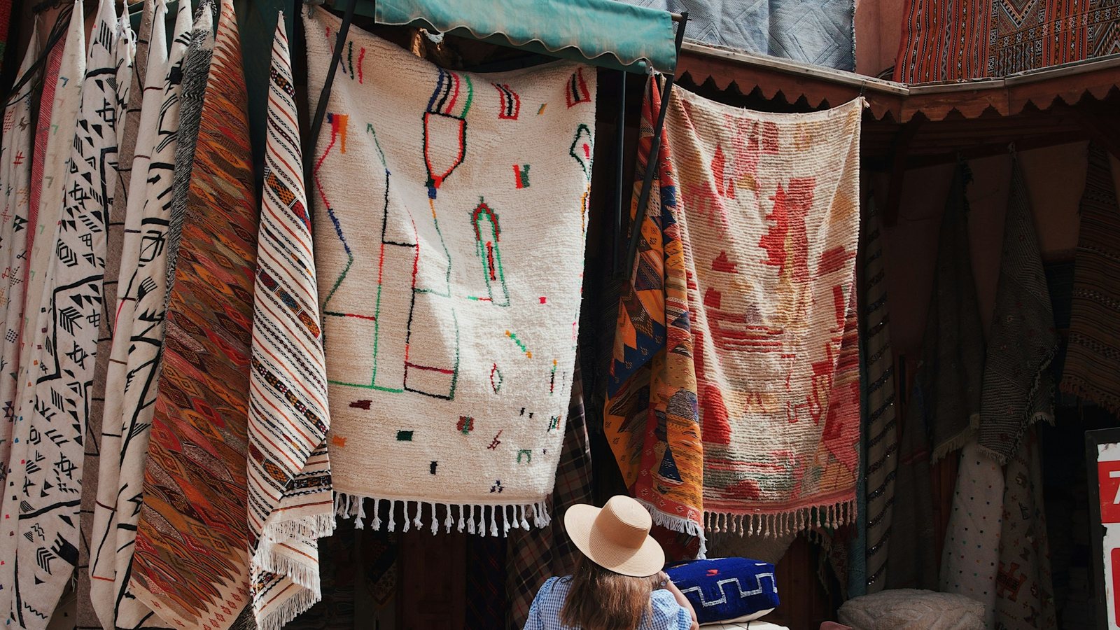 Une femme devant une boutique d'artisanat
