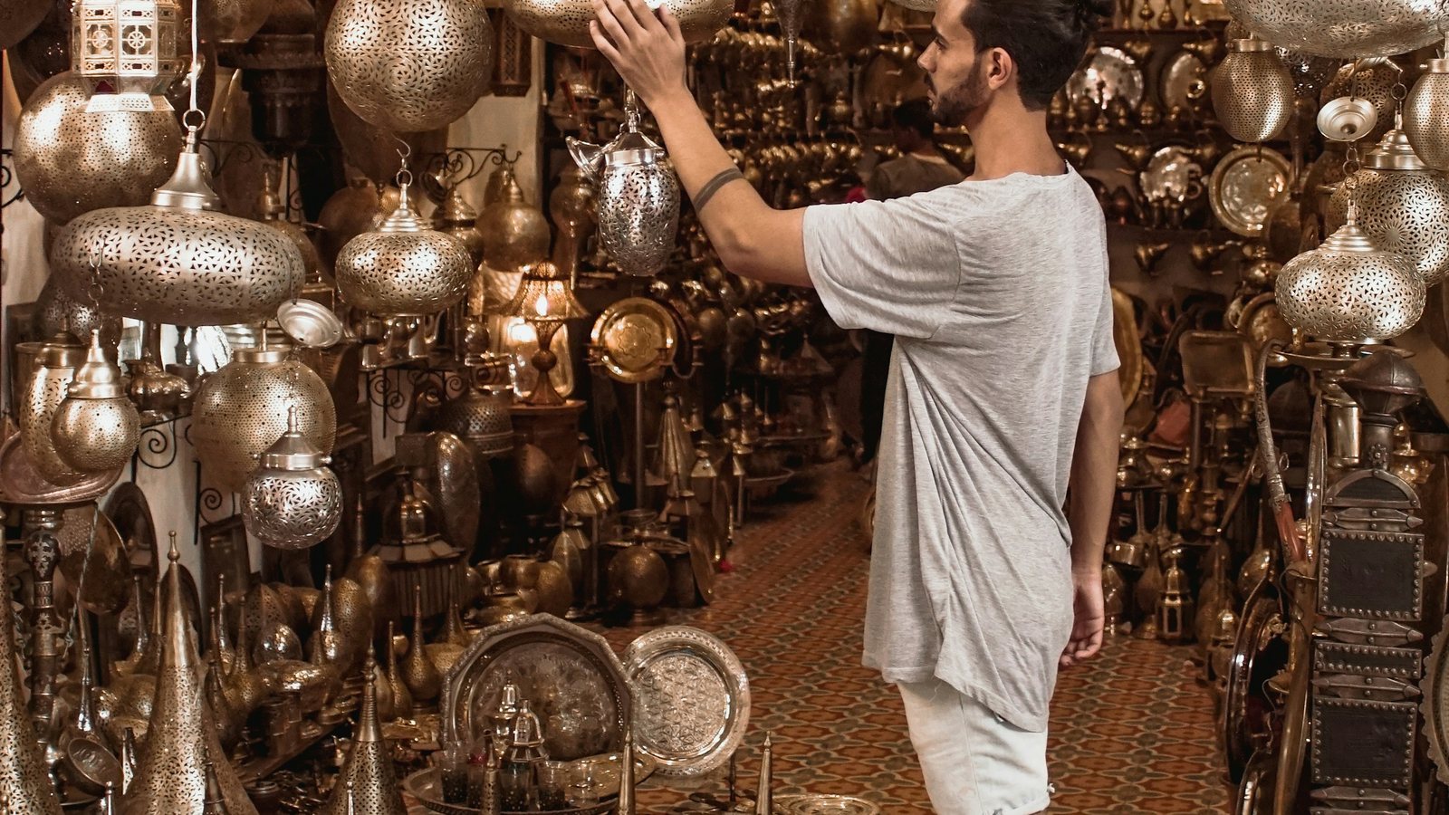 Une boutique d'épices aux bocaux alignés