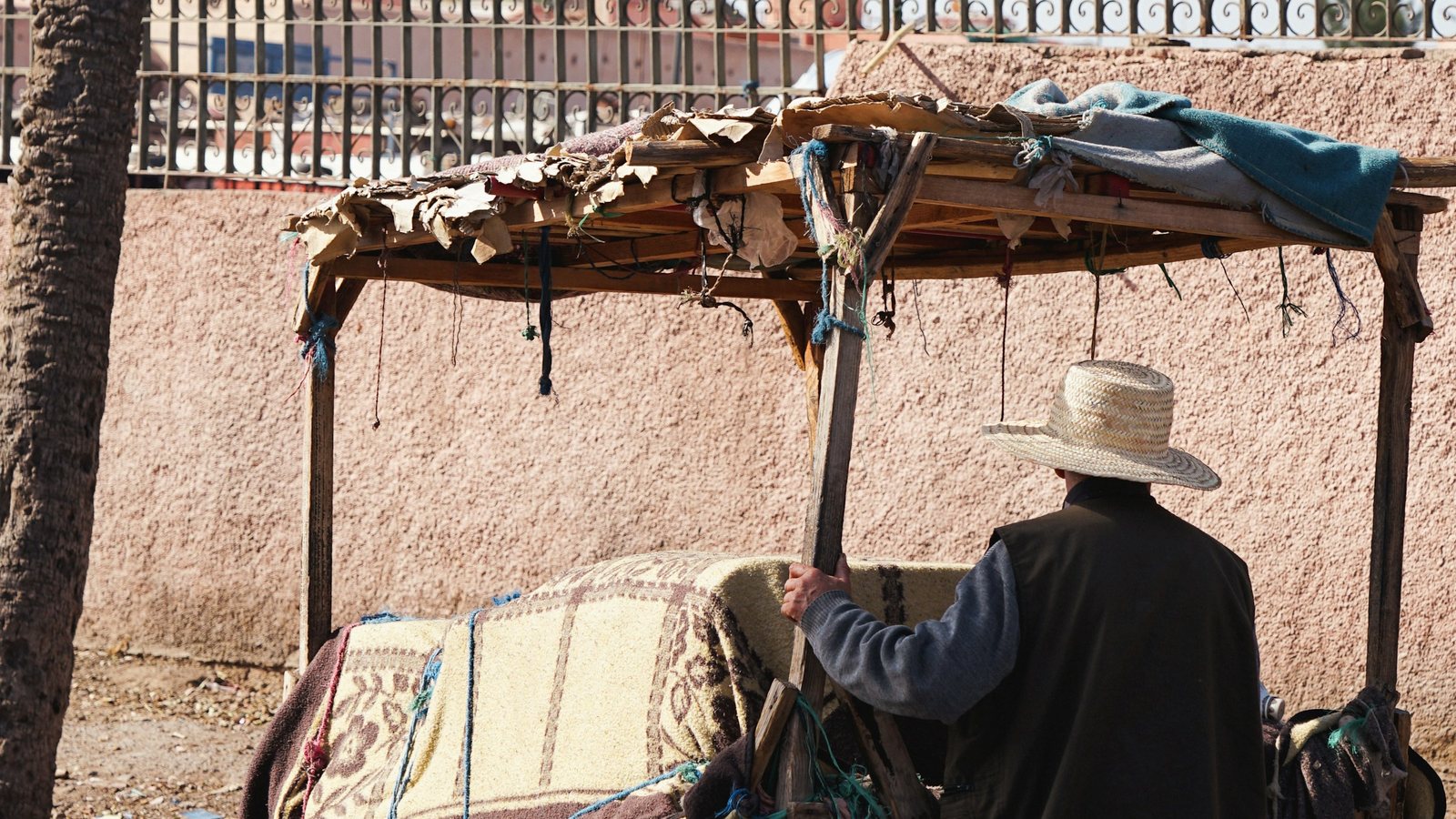 Un homme poussant sa charrette dans la médina