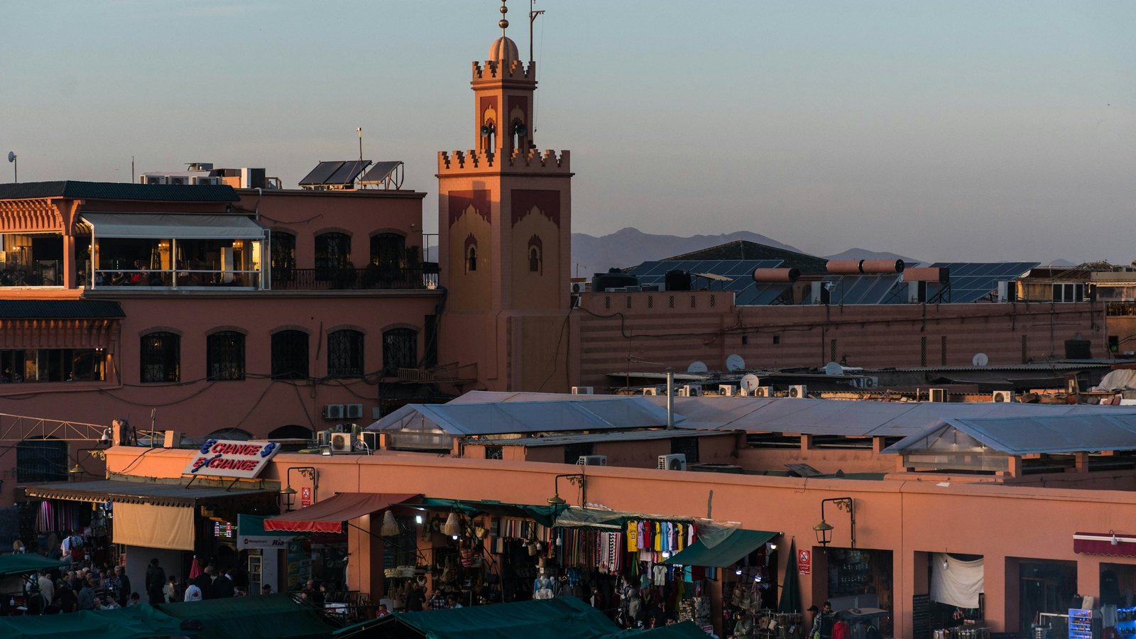 Un minaret dominant la ville