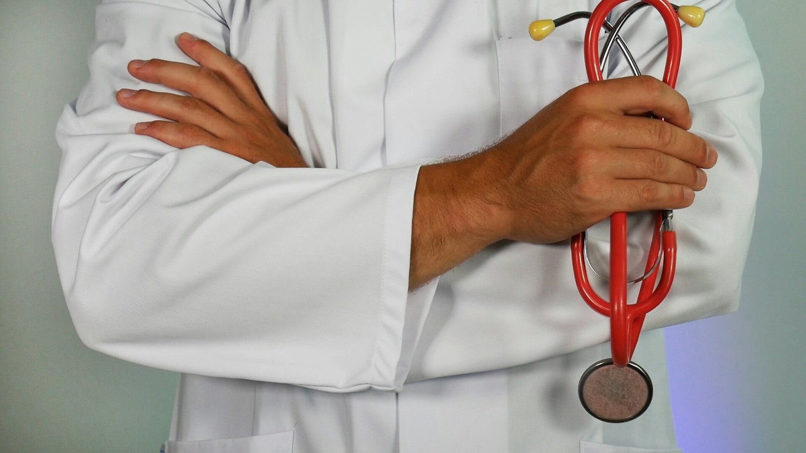 Un médecin tenant un stéthoscope rouge