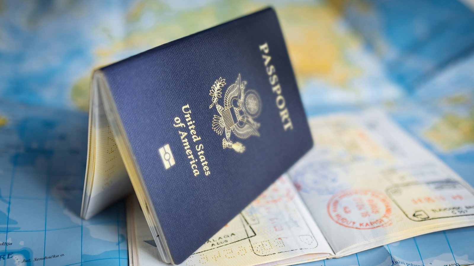 Un passeport ouvert avec ses tampons d'entrée