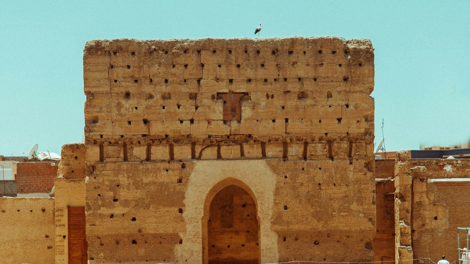 Les remparts ocre sous le ciel bleu