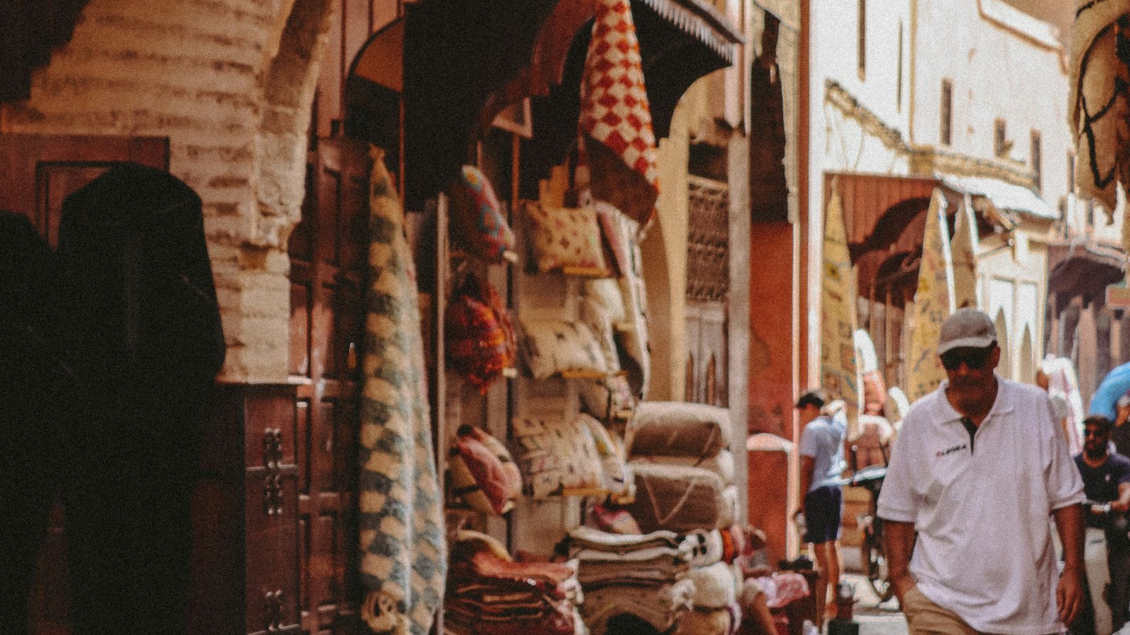 Un passant dans une rue de la médina
