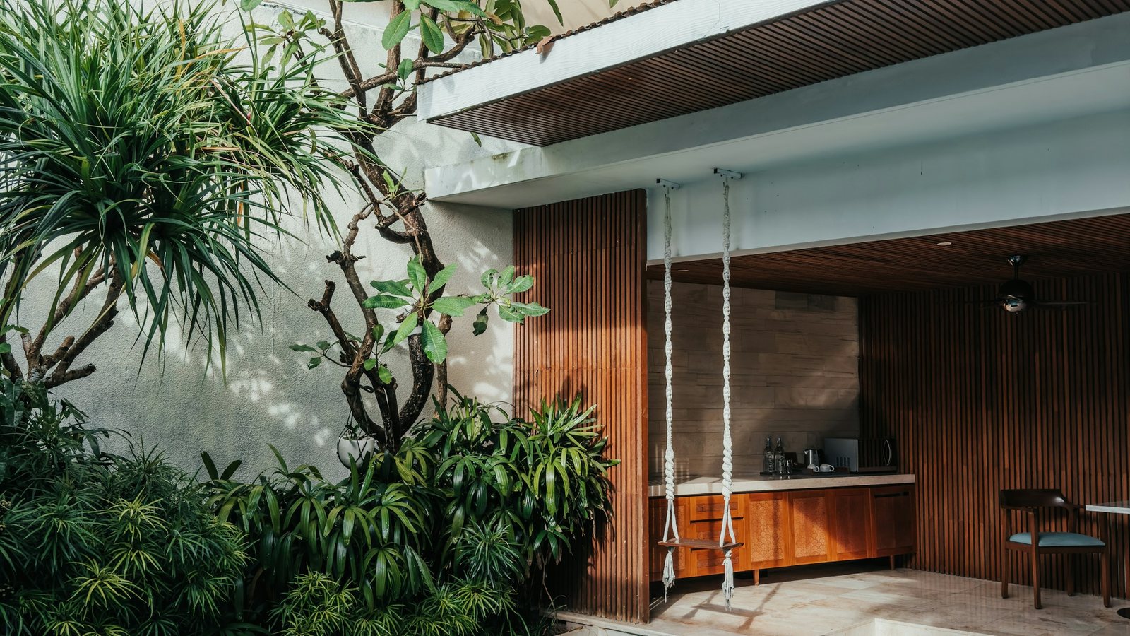 Une piscine avec un arbre au centre du patio