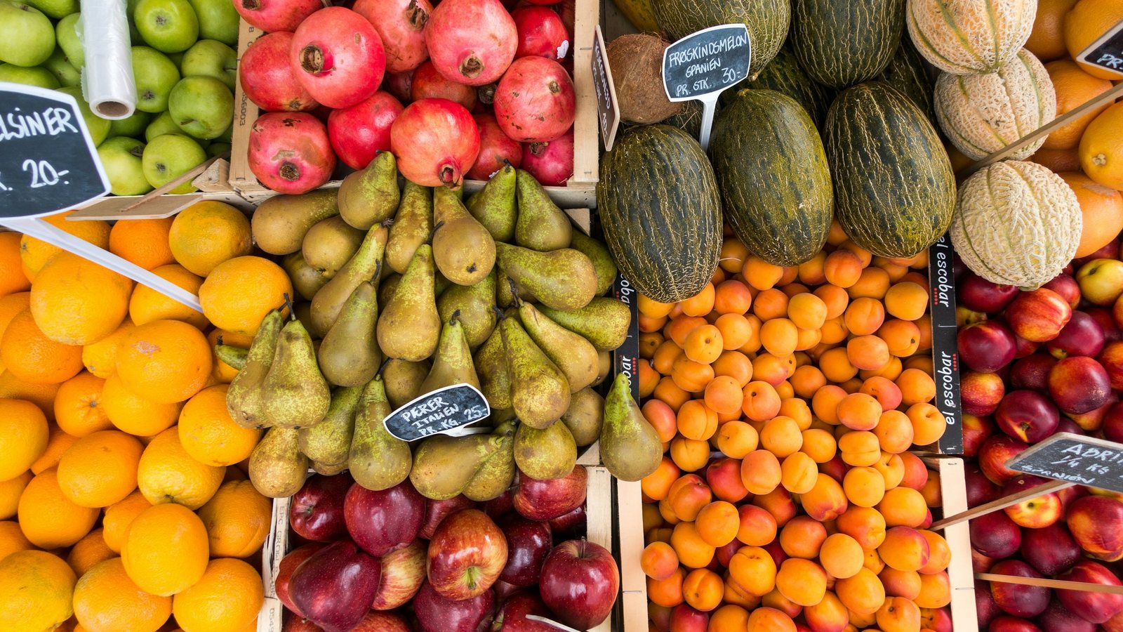 Un étal de fruits et de légumes vu de dessus