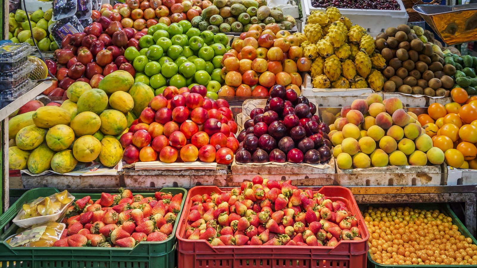 Un étal de marché couvert de fruits tropicaux