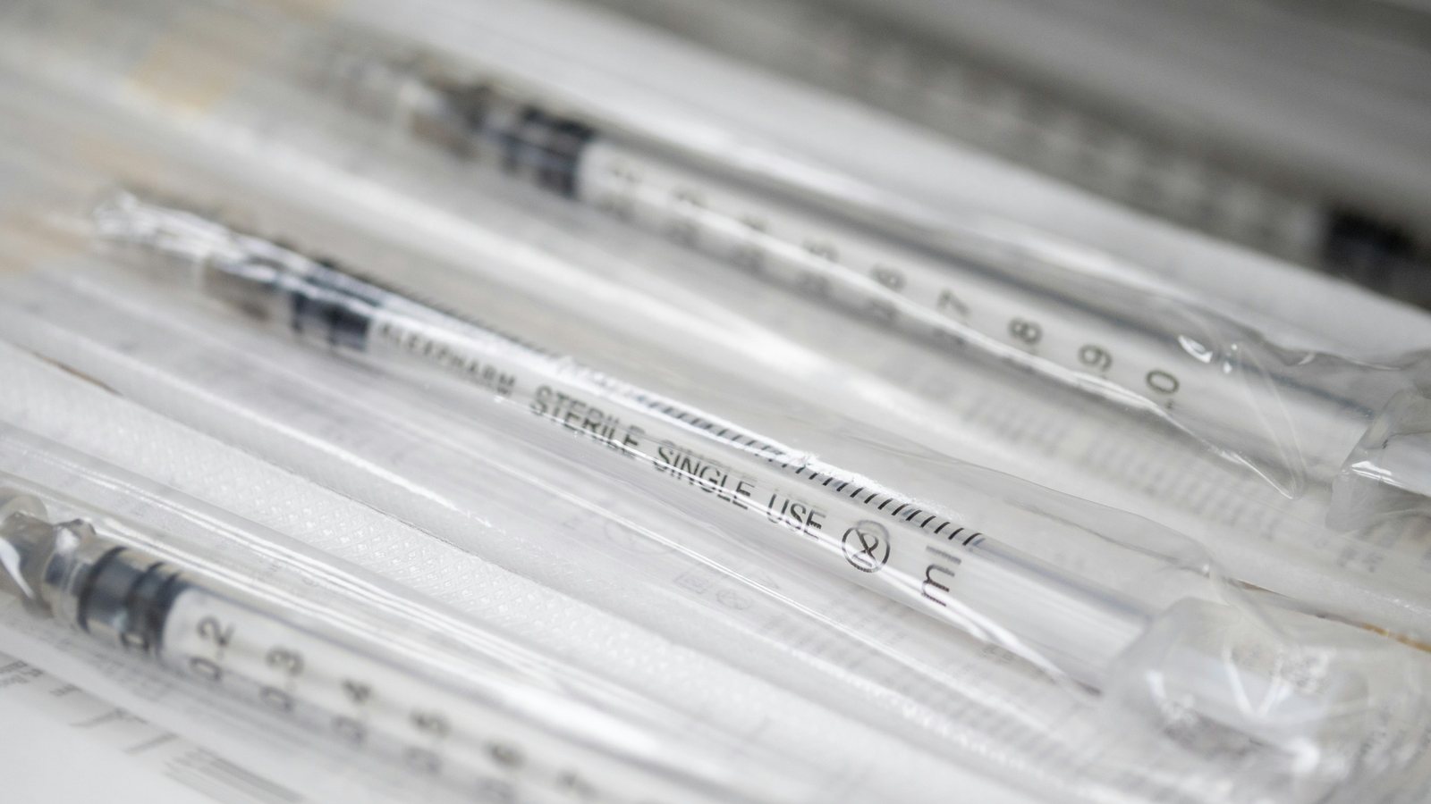 Des instruments médicaux disposés sur une table