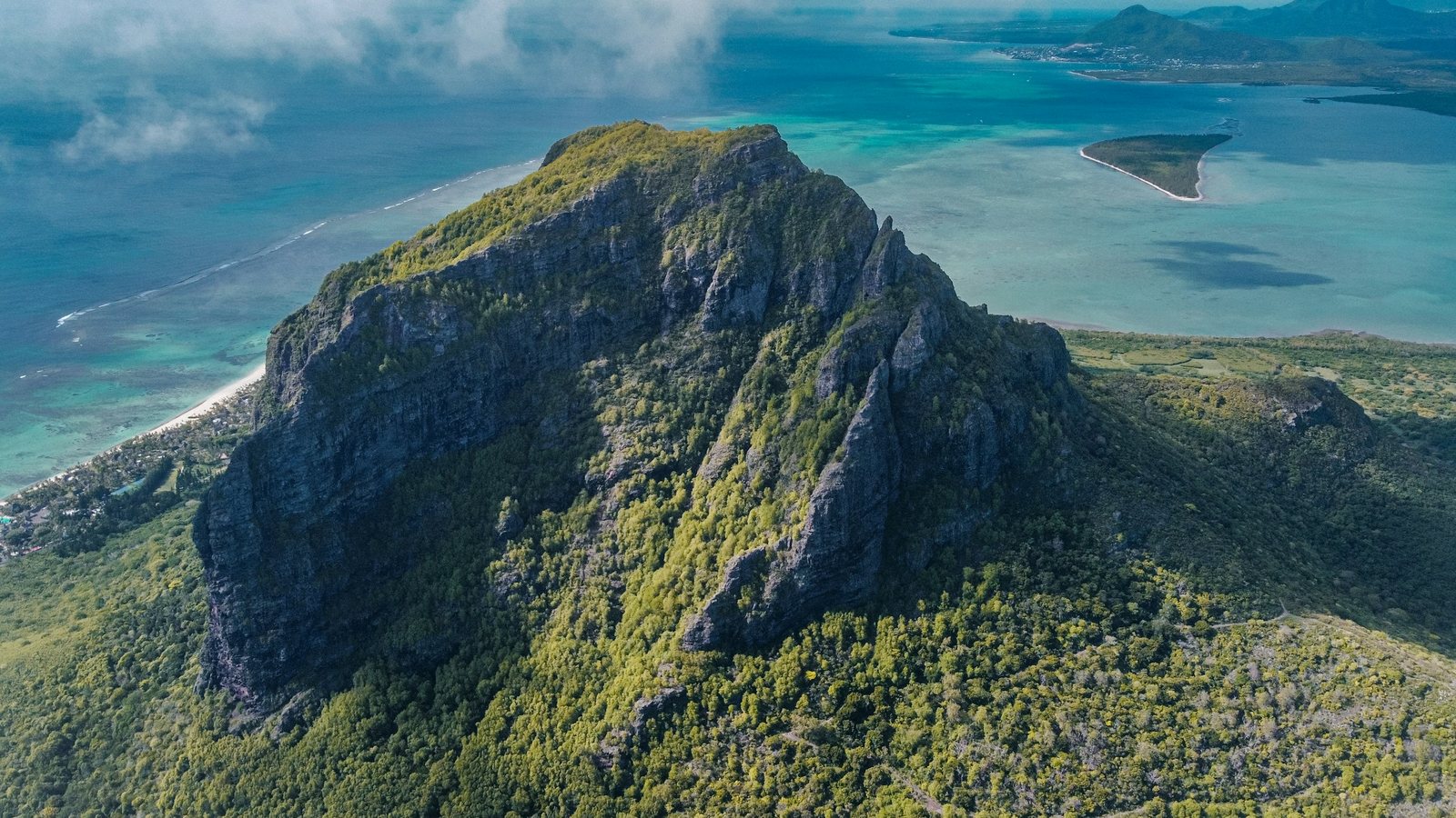 Une montagne verdoyante sous un ciel dégagé