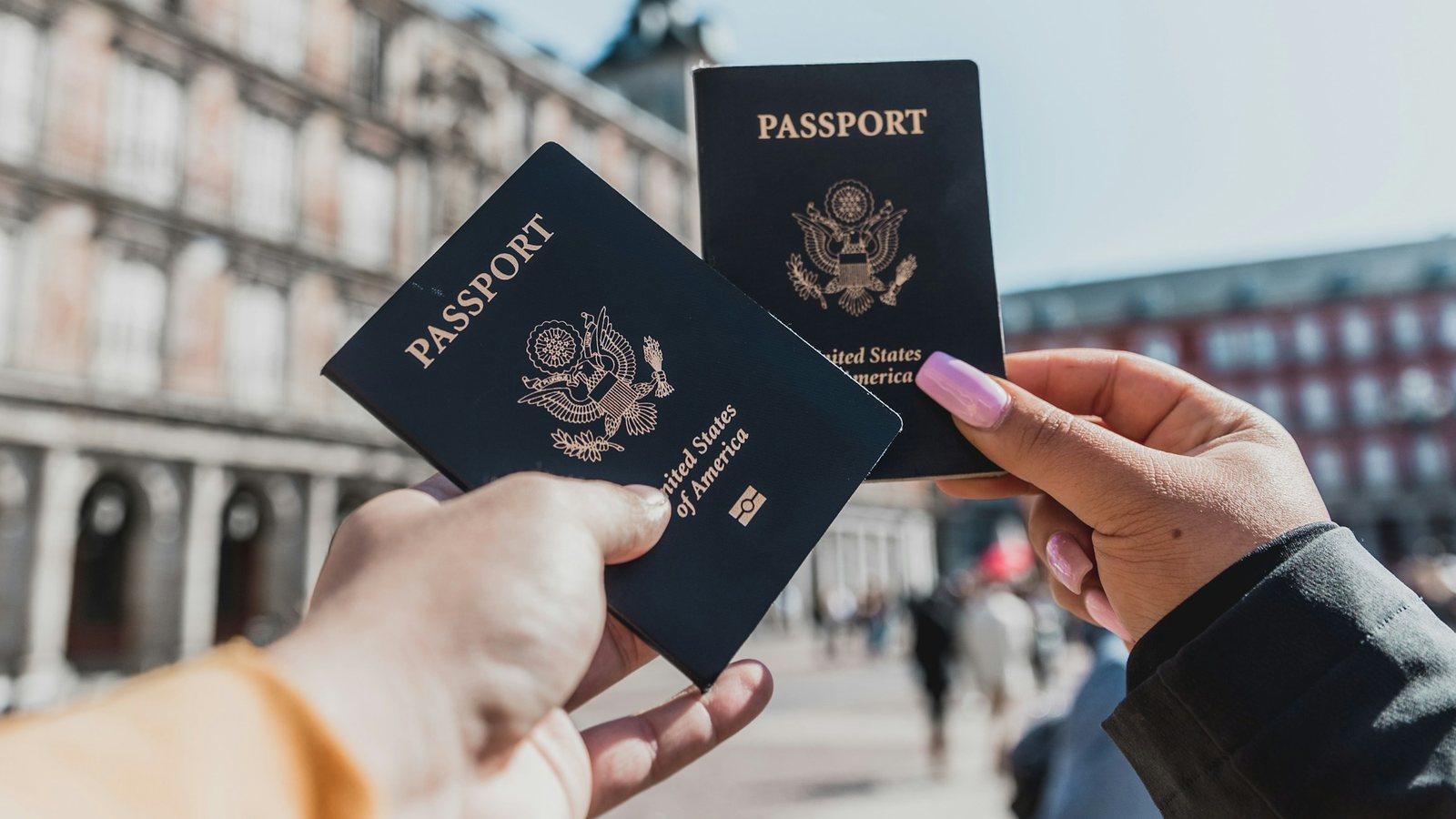 Une personne tenant son passeport à la main