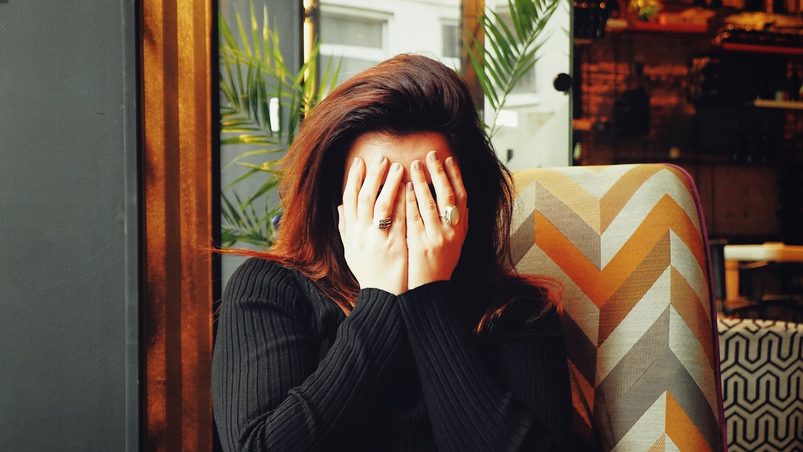 Femme se tenant le visage, signe de migraine