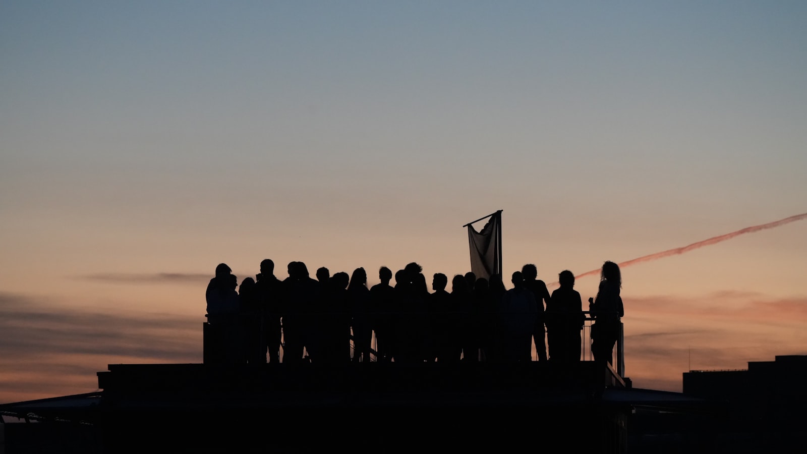 Groupe de personnes observant le ciel au crépuscule