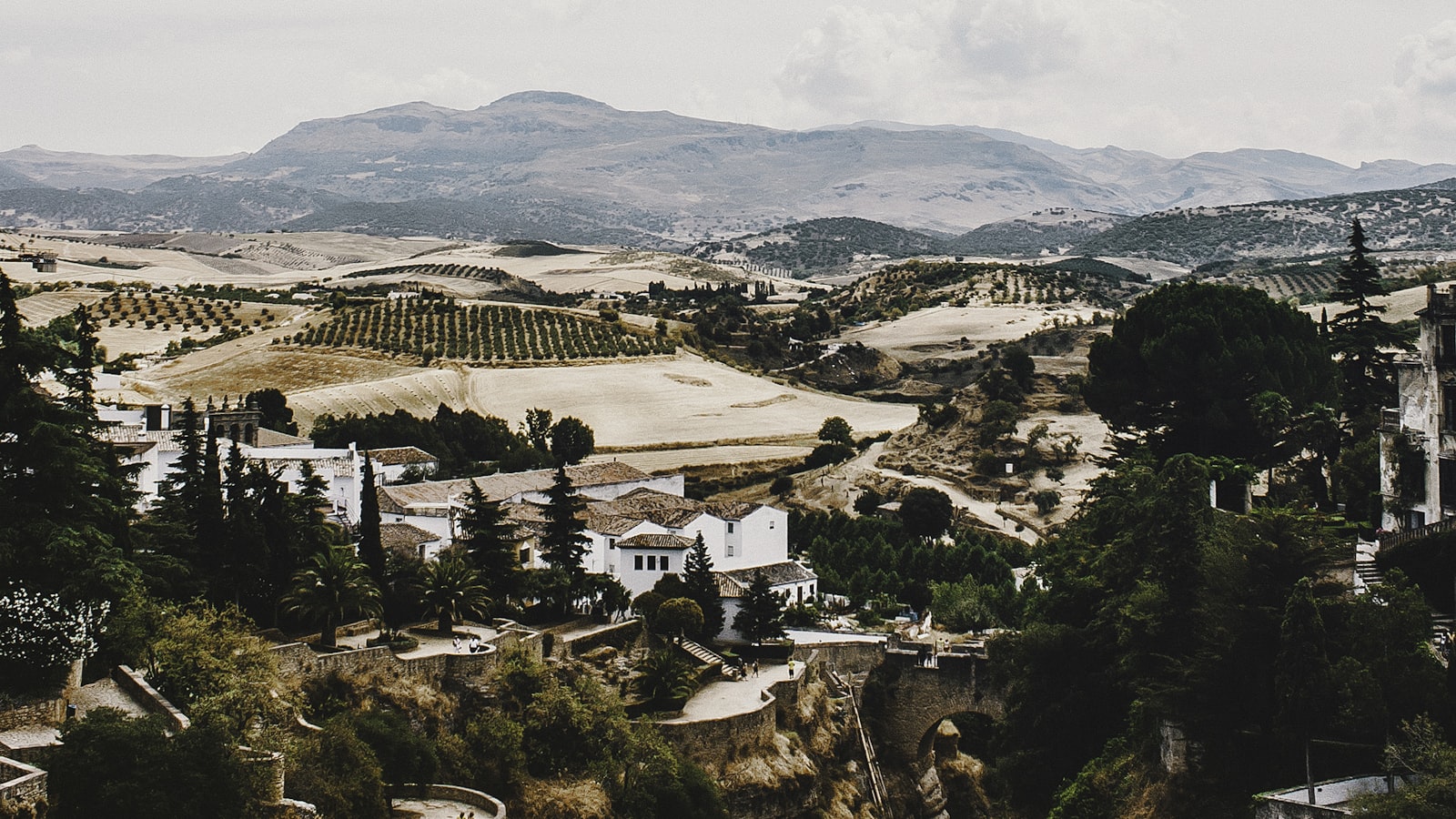 Paysage d'Andalousie avec villages blancs