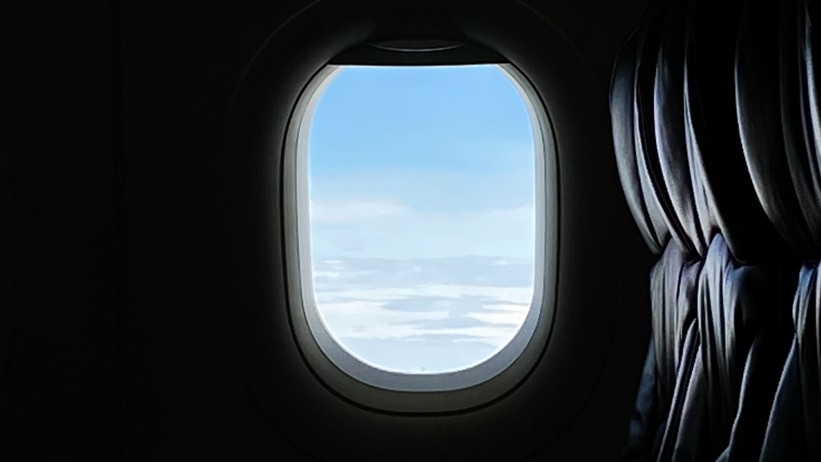 Vue du ciel depuis un hublot d'avion