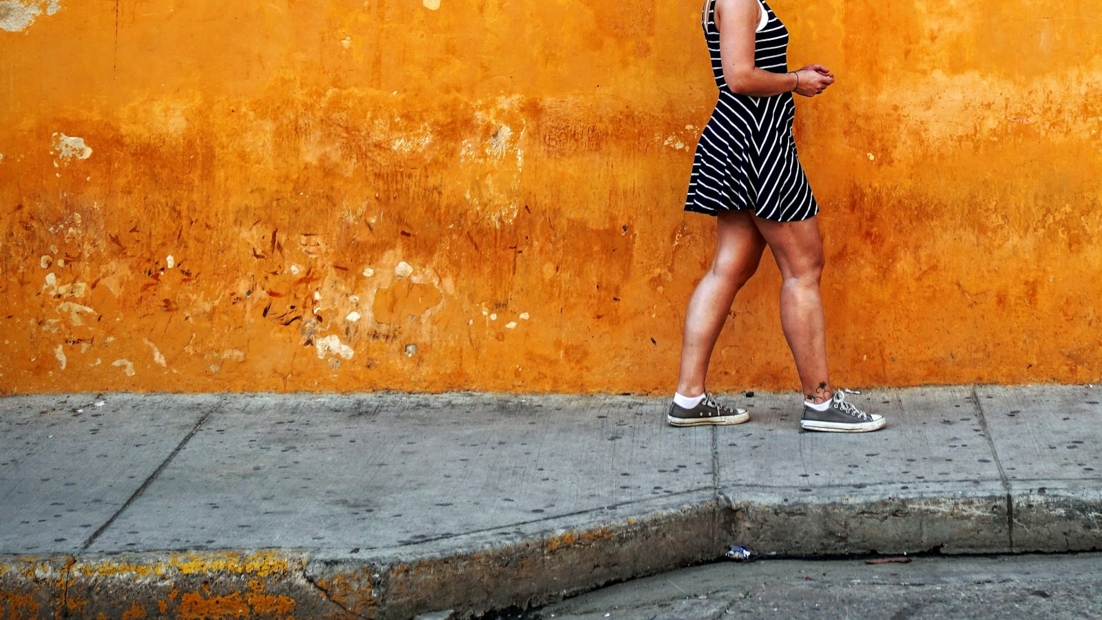 Jeune femme marchant seule dans la rue