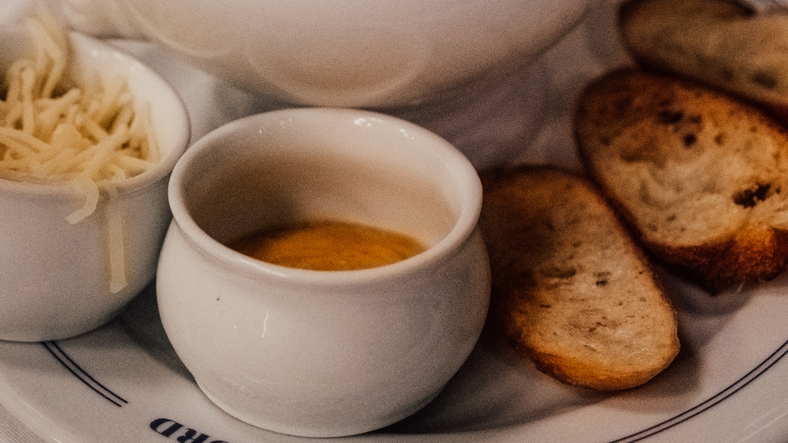 Boîte de conserve de poisson ouverte posée sur une table, avec du pain et un citron