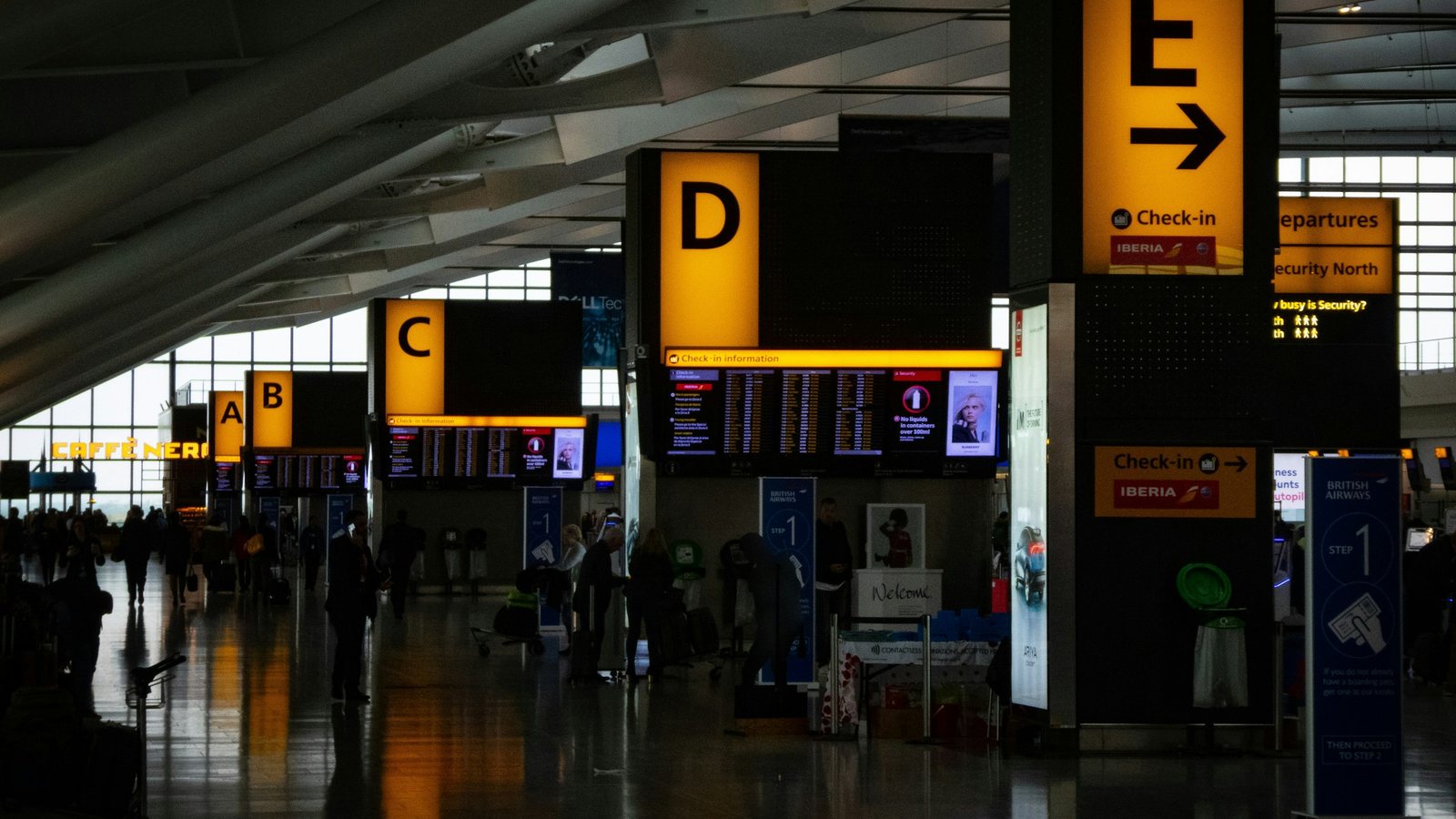 Le hall de départ d'un aéroport
