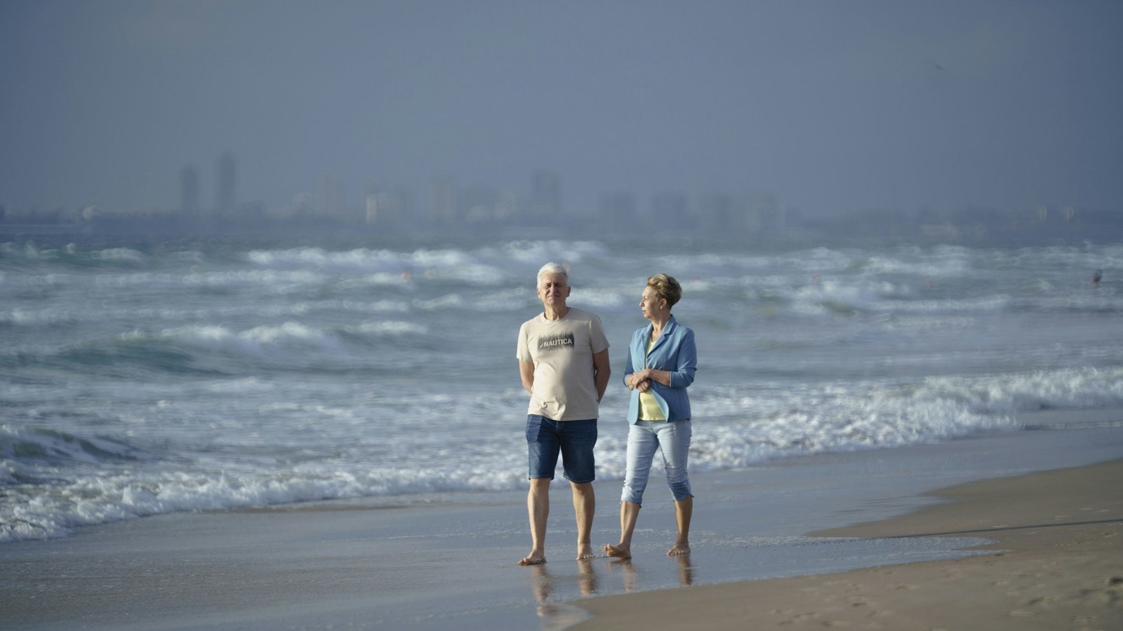 Un couple de retraités marchant au bord de l'océan